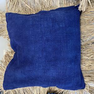 Coussin bleu raffia