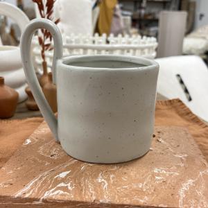 Flow mug off white speckle