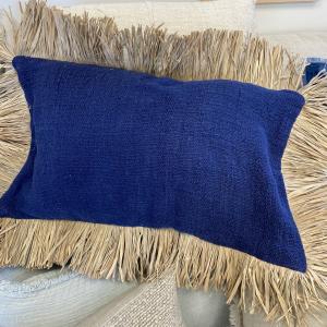 Coussin bleu raffia 30x50