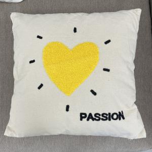 Coussin influence coeur jaune