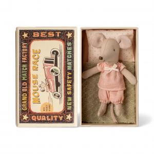 Petite soeur dans sa boite